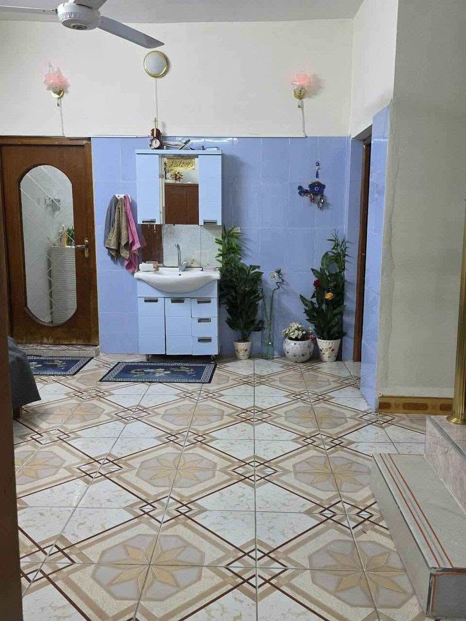 سلام عليكم بيت للبيع طابو  طابقين فول كاشي  الطابق الاول بيهه استقبال ٢ وهول داخلي وصحيات ومطبخ ومطبخ حار والطابق الثاني ٣ غرف نوم وهول داخلي وصحيات 
الموقع منطقة 77 مقابل دائرة المرور بفرع حسينية بيت الاحزان 
والمساحة 175 متر 
 مامتواجد ع الماسنجر للاستفسار الاتصال للرقم ***********
