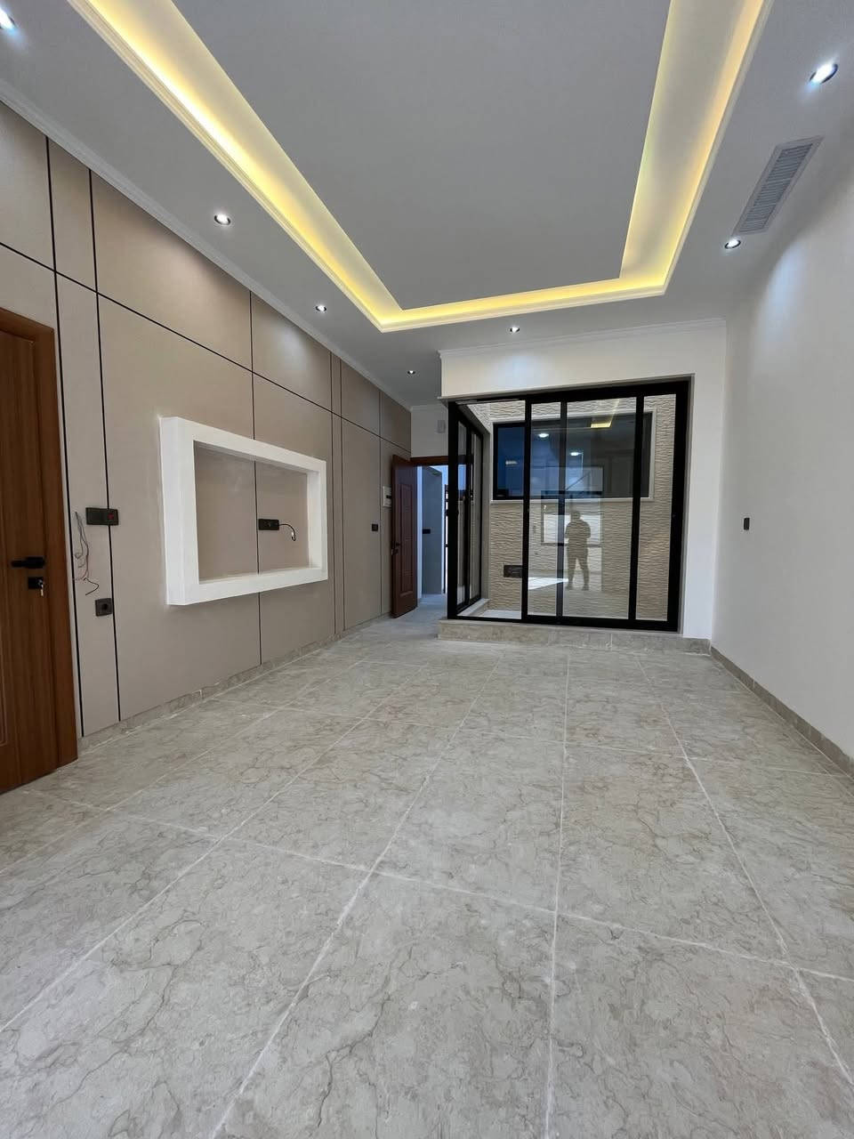 - للبيع في حي البكر، مساحة 165 متر مربع.
- الواجهة: 7.5 متر. #حي_البكر
- البناء حديث زيرو، تسليم مفتاح.
- سند طابو زهور، شرط تحويل وقرار تمليك.
- مكون من طابقين:
- الطابق الأرضي: كراج، هول، استقبال، مطبخ، صحيات، غرفتين نوم. #مكتب_قصر_الامراء_العقاري 
- الطابق الثاني: ثلاث غرف نوم، صحيات، هول بيتونه سطح
للاستفسار حول السعر والتفاصيل الاتصال على الرقم *********** متوفر واتساب
