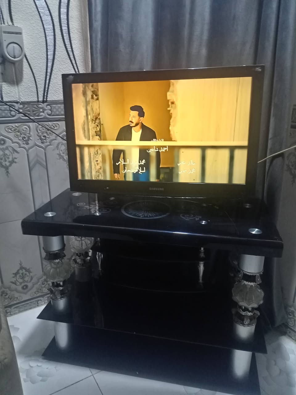 السلام عليكم للبيع شاشة نوع سامسونك مع الميز السعر80 (***********)
