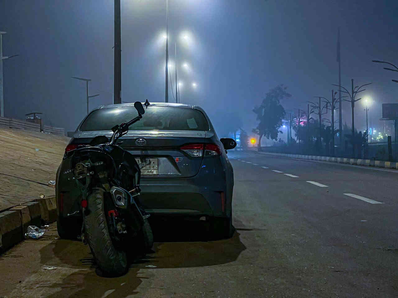 السلام عليكم من رخصة الادمن للبيع فقط بنلي 180s موديل 21 طالعة ب 23 رقم بغداد بسمي هزة و سنوية جديدة رقم انكليزي ماشية 16الف للتواصل *********** مكانه بغداد العامرية السعر مليونين و تسعمية
