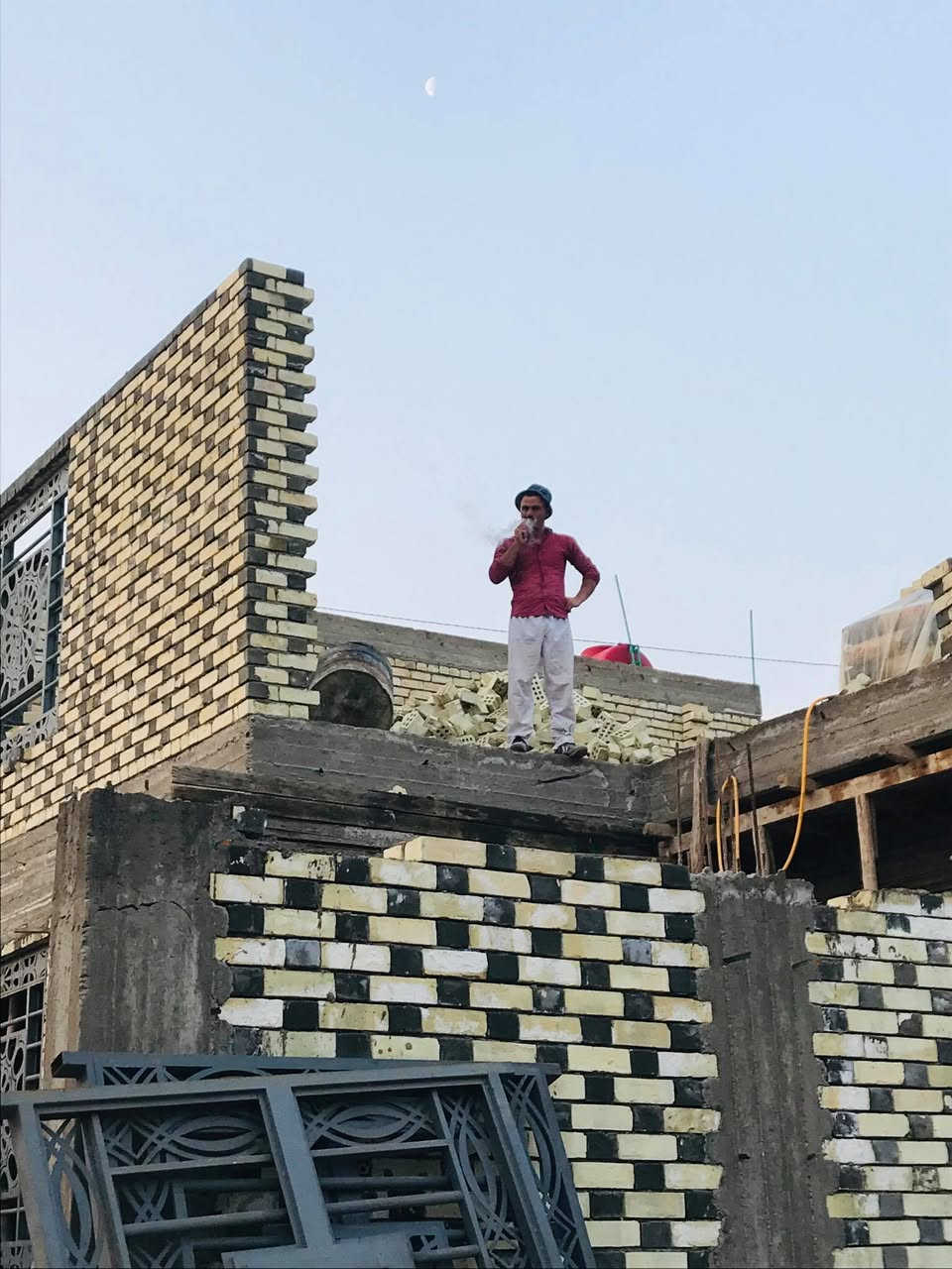 خلفه بناء متفرغ حالين تشتغل مقطوعه او كرسته وعمل ***********
