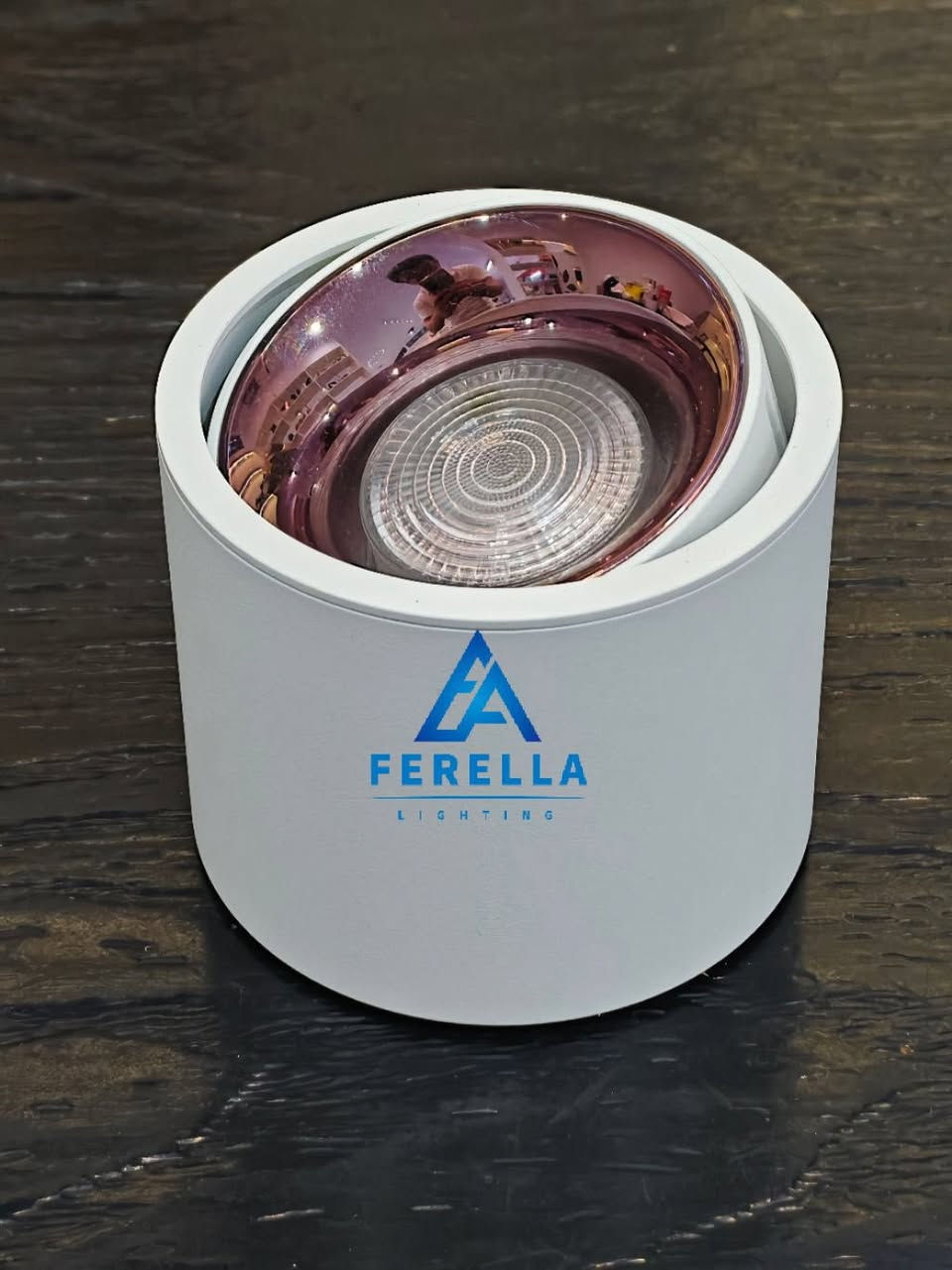 Adjustable angle spot light.surface mount 
Aluminum housing 
6500k-3color


**إذا كنت صاحب هذا الإعلان وتريد حذفه لأي سبب، رجاءا أرسل رسالة إلى الدعم الفني**