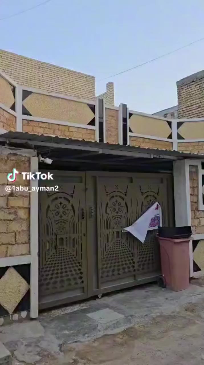 السلام عليكم عندي بيت البيع مساحت البيت 200متر
منطقه الانتصار مقابيل مستشفى حماد شهاب قرب السيطرة أول فرع على ايدك يمنه ثاني فرع على ايدك اليسرى 
اي ستفسار اتصل على رقم ***********
