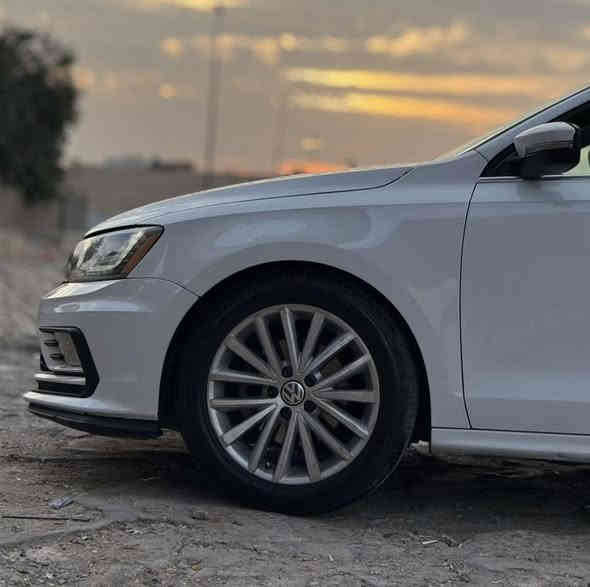 سلام عليكم 
جيتا 2016 SEL فول مواصفات 
مكينه 1.800 تيربو 
كير مكينه مكفولات 
داخل بيجي كشن تدفئه 
رادارات جانبي خلفي امامي 
ماسحات اوتو 
ليتات داينمك متحرك 
فتحت سقف 
ويل اصلي 17 تخم تاير جديد 
السياره عليها دعاميه GLI 
لد داخلي متحرك 14 قطعه 
حادث السياره هلال الجاملغ الخلفي او باب خلفيه مصبوغات  او بيها 3 قطع بارد بيها ايرباك فقط البرده اليمنه 
رقم بغداد مميز 
باقي السياره مكفول نقص السياره بس صدر امامي 
السعر 142 وبيها مجال 
مكان السياره بغداد الكرخ 
رقم ***********
