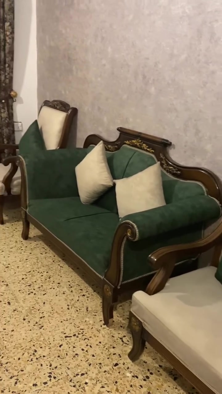 السلام عليكم تخم تركي 9 مقاعد نضيف للبيع مكان بغداد الجديدة السعر 700 وبي مجال بسيط ***********
