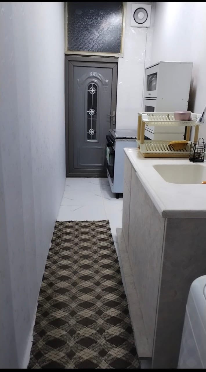 السلام عليكم 
دار للبيع 
العنوان مجمع طيبة ١ 
المساحة ٢٠٠ متر 
يتكون الدار من 
غرفتين نوم 
صالة كبيرة 
استقبال 
مطبخ حار 
مطبخ بارد 
حديقة 
تواليت خارجي 
لمزيد من التفاصيل الاتصال ع الرقم 
***********
