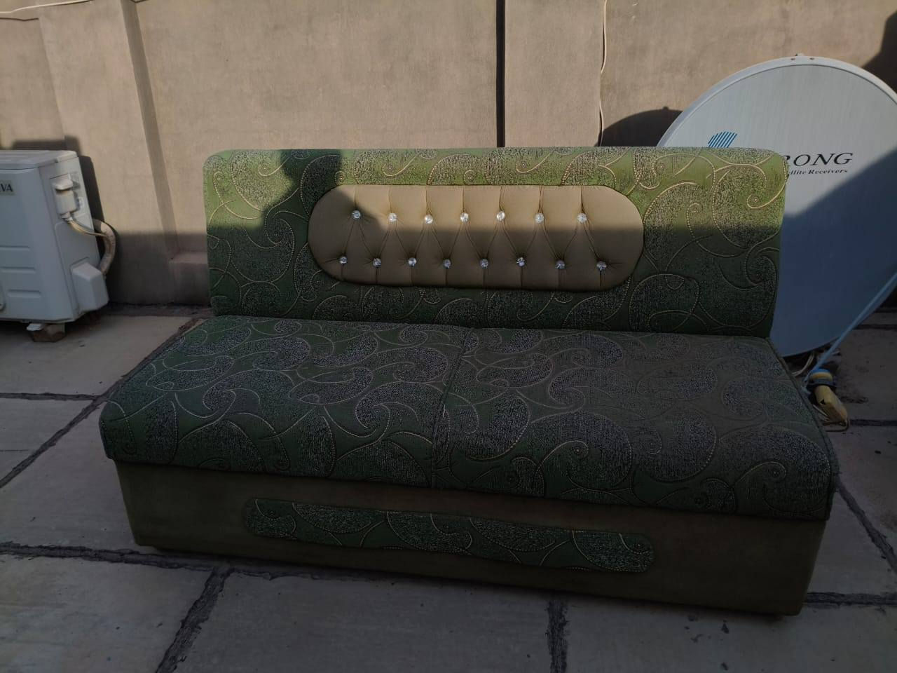 قنفات اربع قطع للبيع ب سعر ٢٥٠ مكان النجف حي المعلمين الاتصال على الرقم ***********
