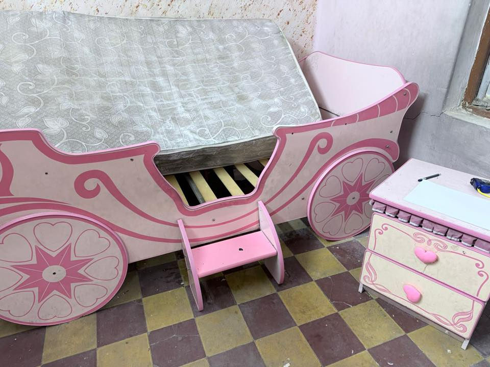 السلام عليكم غرفة نوم بناتي تركي اصلي من العالميه مستخدم نص عمر مفتوحه وجاهزه سعرهه الاصلي مع الدوشك 500$ السعر مكان الكراده السعر الحالي 150 الف مع الدوشك 
***********
