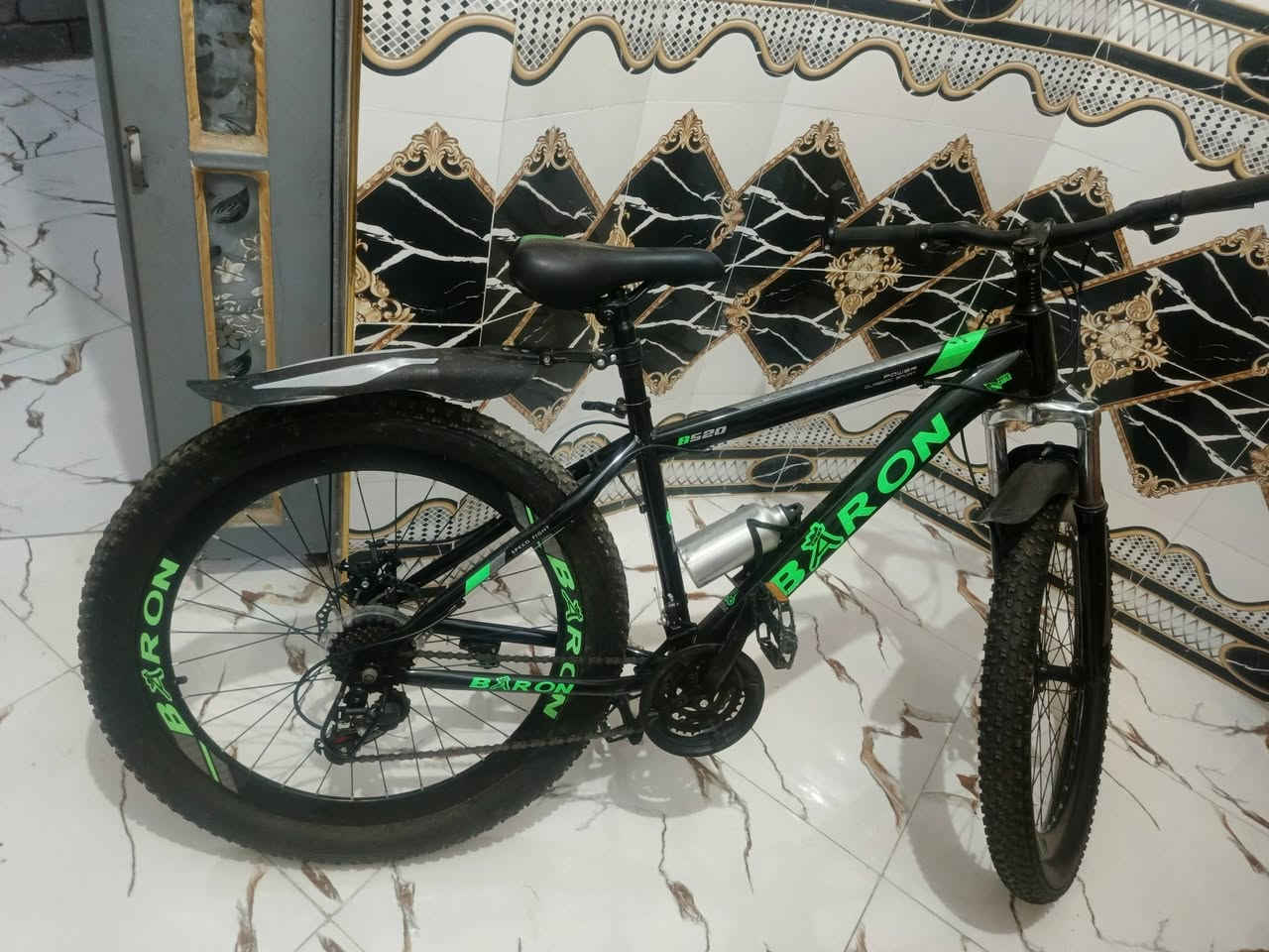 باسكل ، دراجه هوائيه جبلي ماركه BARON هيكل رياضي
حجم 26x2 جبلي مكاني البصرة قضاء المدينة ابو غريب الباسكل جديد جيس مستعمل قليل جدا ماركه BARON جبلية للبيع نظيفة جدًا فرامل دسك عدة سرعات شوك أمامي إطارات عريضة مناسبة للمشاوير والرياضة والطرق الترابية الدراجة بحالة ممتازة وما تحتاج تصليح فيه حامل ماء
سعر 200 بيه مجال للشراية رقمي ***********
