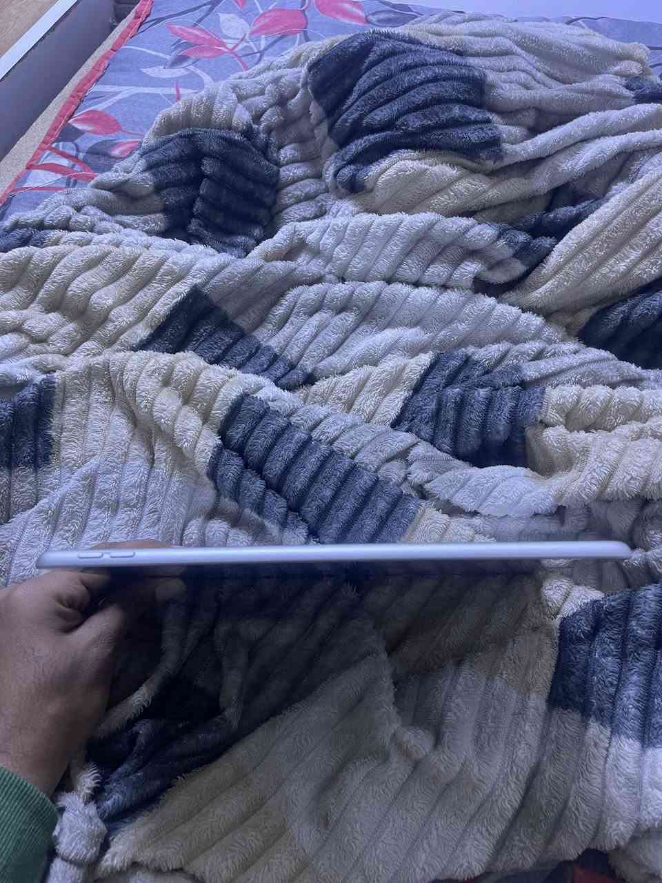 ايباد ٩ ذاكرته ٦٤ نضافه ١٠٠٪؜ وجديد كلش مابي طخه سعره ٢٥٠وبي مجال رقم الهاتف ***********
