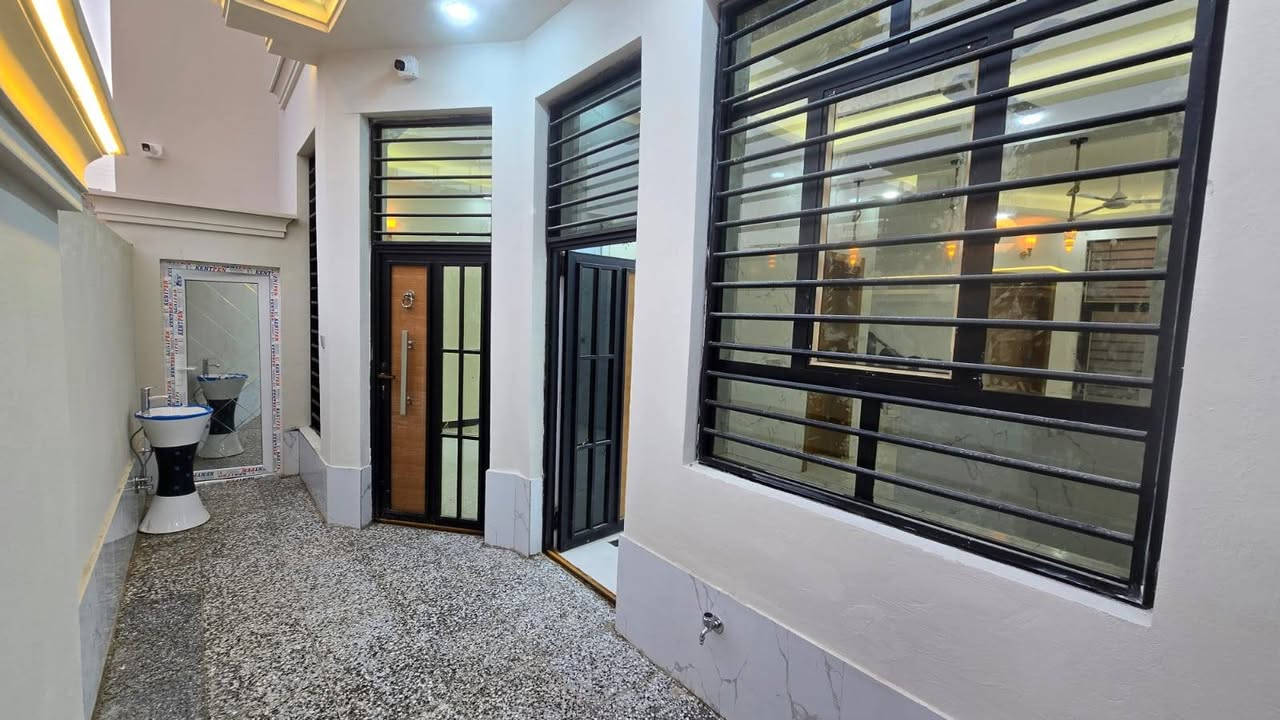 بيت للبيع في كربلاء مجمع بوابه الجنوب شارع حله كربلاء قرب مستشفى طب السنان 
مساحة 100مترطابقين  طابو زراعي سند 25
البناء طابوك جمهورية كونكريت مسلح صب مركزي
يحتوي على استقبال ومطبخ وصاله وصحيات داخليه وخارجيه 3غرف نوم 
البيت بناء جديد بعده مامسكون الاستفسار اتصل ***********
*********** كربلاء, العراق
