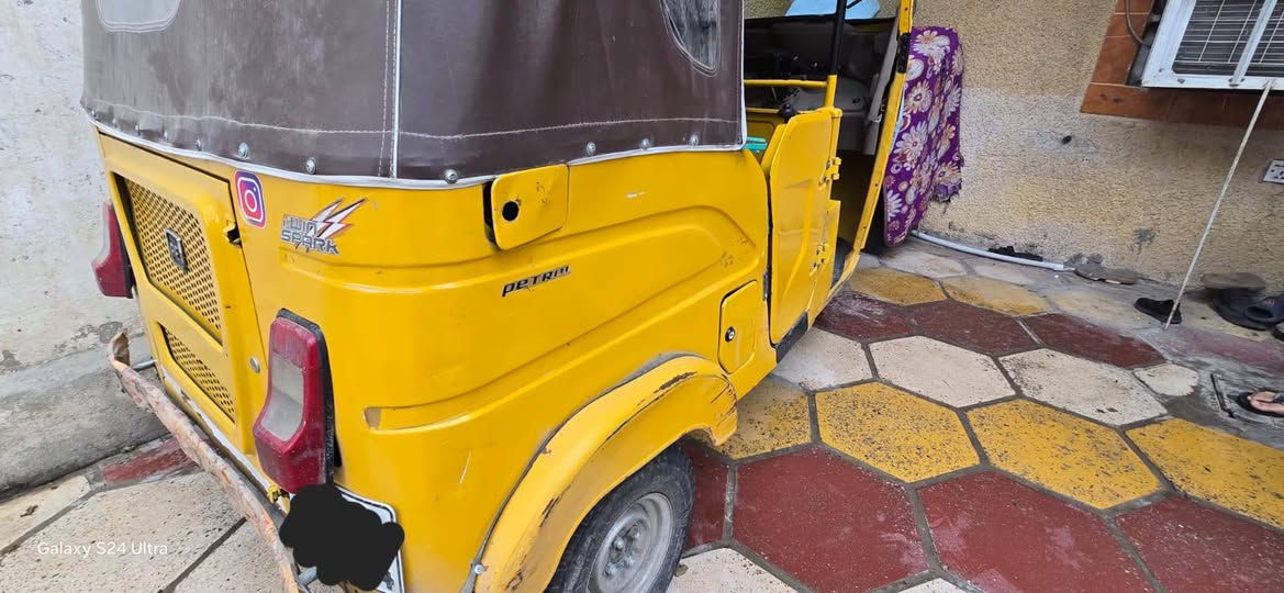 السلام عليكم تك كتوك  للبيع المكان الحسينيه الجريخي صاحبه ممتواجد ع الفيس هذا رقمه تفاهموا وياه ***********
