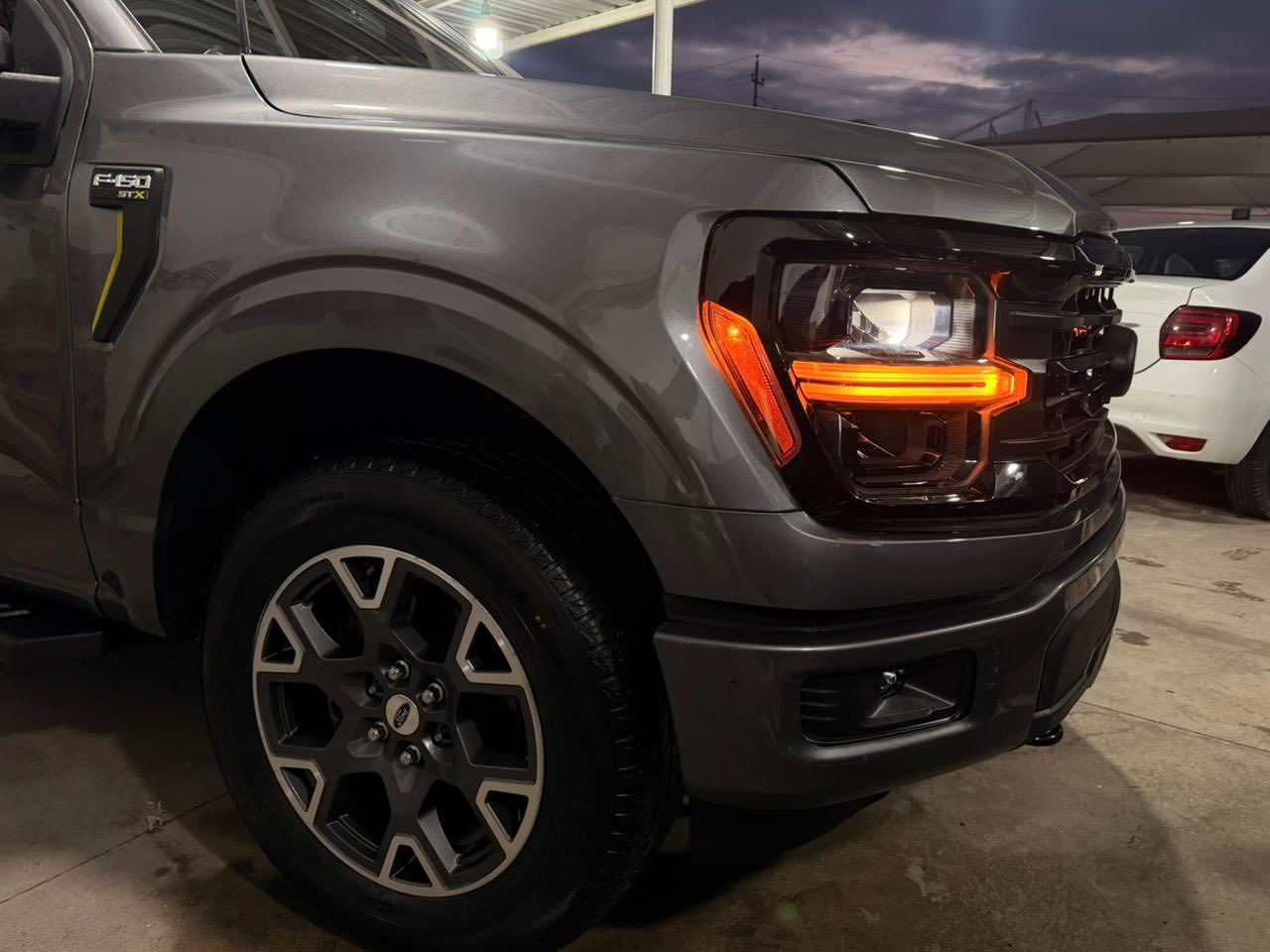 مۆدیل٢٠٢٤
١٨مایل ڕۆشتوە
٢پەڵە بۆیاخی هەیە
سارد و شوختی نیە
ئیرباک بەس سوکان تەقیوە بیلادی بۆ دانراوەتەوە
گێڕ و مەکینە و ئەکسل و کارەبای بەشەرت
٨بستۆنە
کاتیەکەی دەرنەکراوە 
پێشەی کەپسە سێتیڕادیتەری بیلادیە
دەبڵ ئەکسلە
شاشە گەورە
گێچ ئەلکترۆنی
کنسوڵی هەیە بلاد
گیڕی سوکانە 
سعری ٣١٥گەڵا
***********
