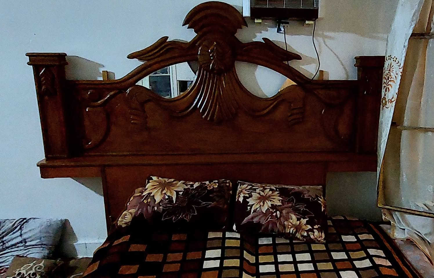 سلام عليكم ملحقات غرفه للبيع جرابي ام النفر 2 وميز مرايه وكومدي خشب نضيف مابي كسر ولا شخط بس الكومدي مشخط سعره 100 وبيها مجال بسيط مكان كربلا رقم ***********
