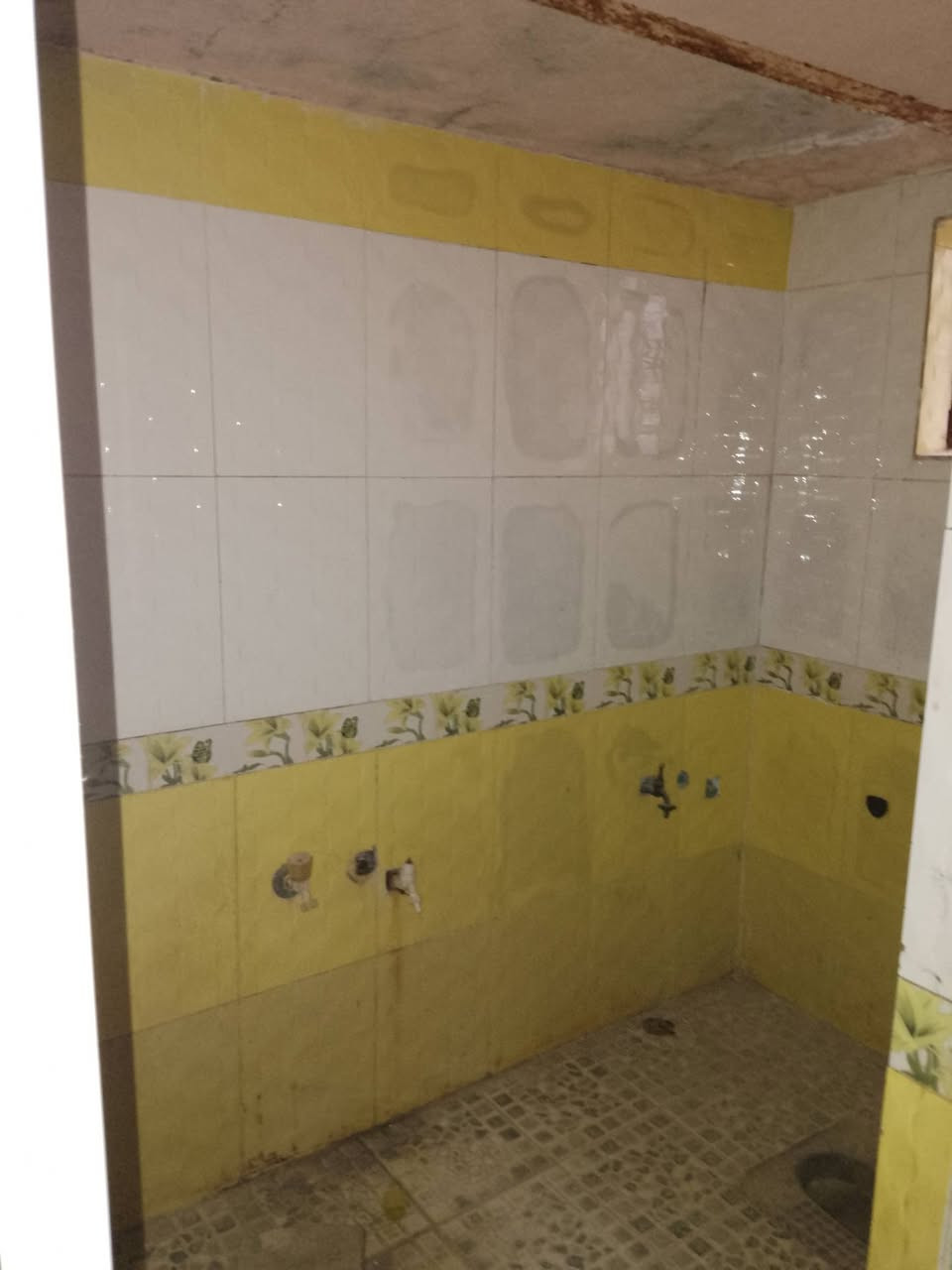 للبيع مساحه 100م فارغ مامسكون مسجل بلبلديه ومرقم يتكون من غرفه وصاله واستقبال ومطبخ  وصحيات داخله وخارجيه ومكشوفه بناء ابلوك تجعيب طابوك السكف عكاده شيلمان السطح مطبك فرشي العنوان شارع المطار الجديد شارع الحوزه قريب علشارع 6بيت السعر25بي مجال قليل للستفسار اتصل ***********مكتب بركات الصدرين للعقار شارع الحوزه
