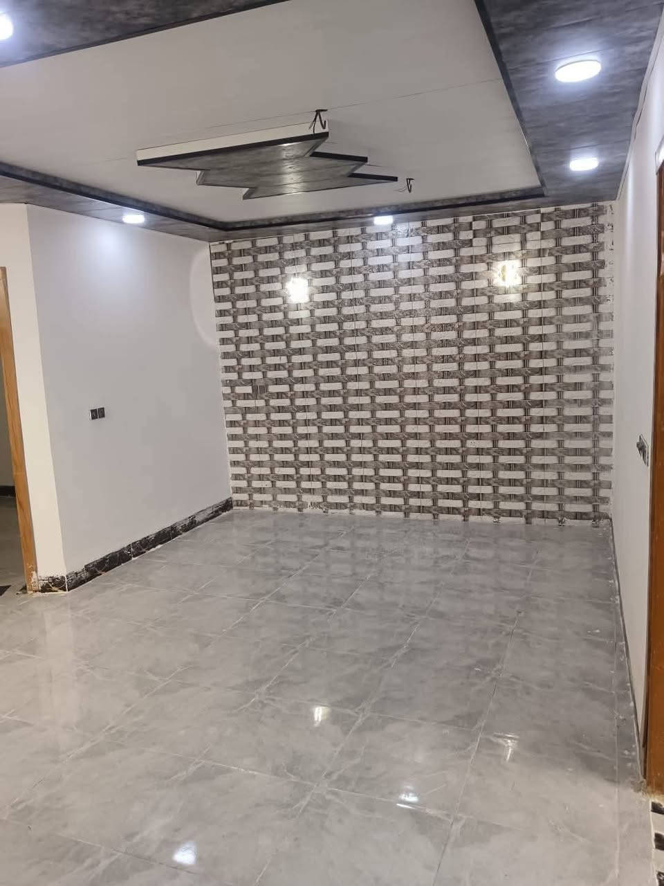 دار للــــــبـيــع المســــاحة 120 متر غرفتين السعر 40 وبيه مجال طابو زراعي سند 25 مشمول بالتطويب ومرقم من قبل البلديه كل الخدمات متوفره للستفار ***********او مراسله واتساب ***********
