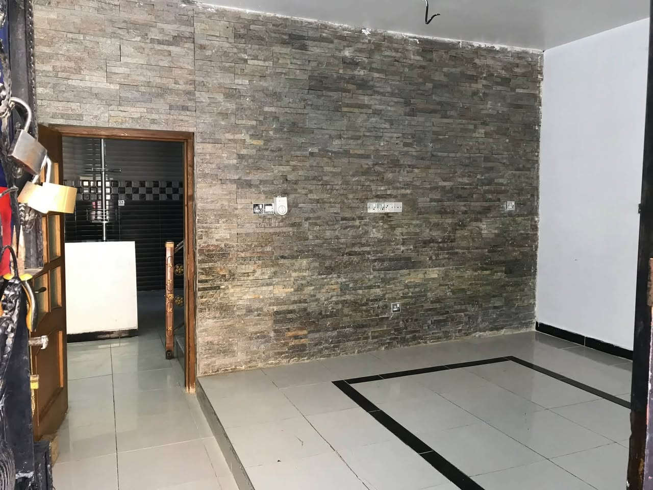 بيت للبيع 50 متر طابو صرف بناء 2019
استقبال ومطبخ وخدمات
الطابق الثاني غرفتين نوم وخدمات 
بيتونه كبيرة وسطح
اليريد يشوف البيت يراسلني او يتصل ***********
