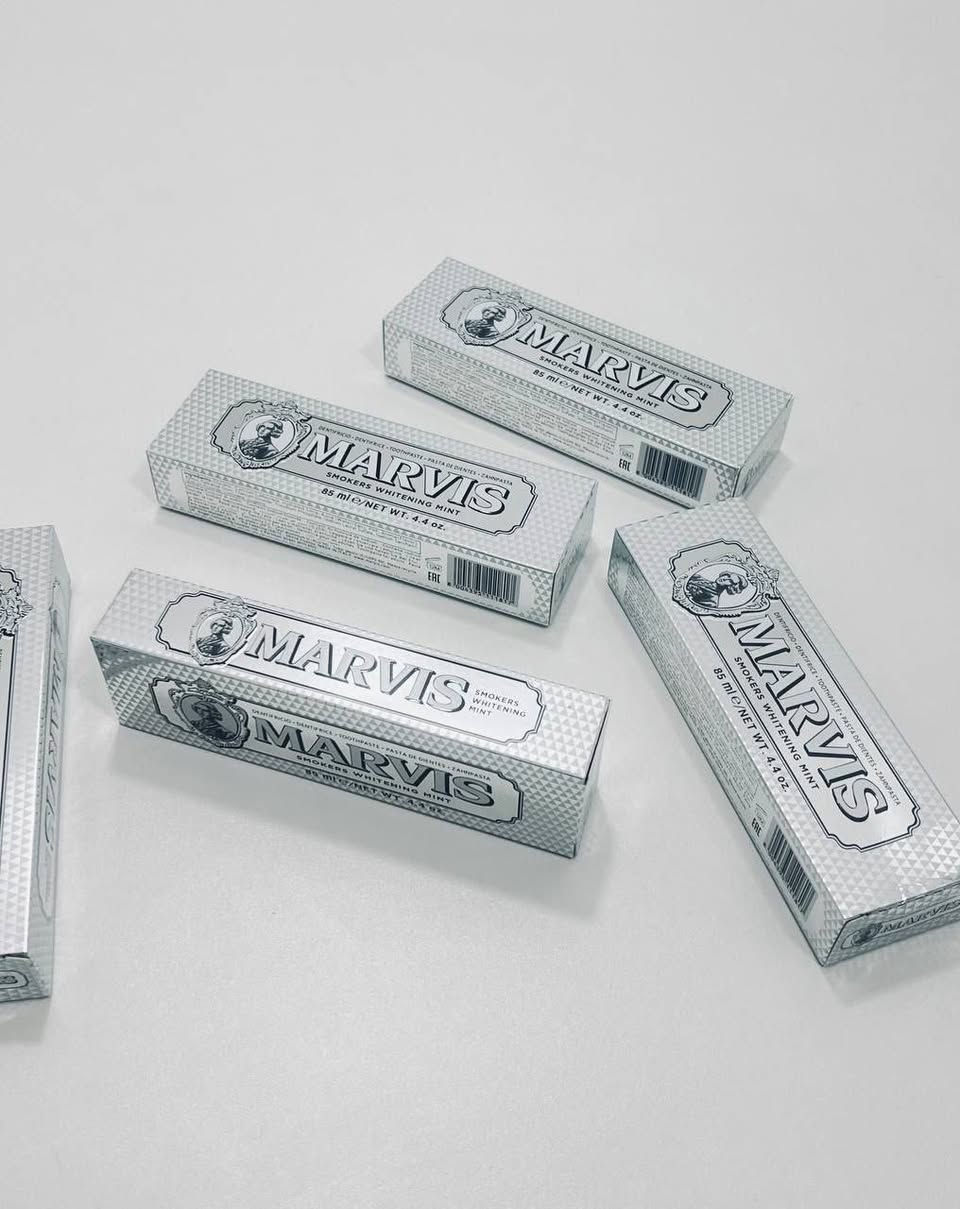 معجون أسنان "Marvis Smokers Whitening Mint".
تم تصميم معجون الأسنان هذا خصيصًا لإزالة البقع الناتجة عن التدخين واستهلاك الشاي والقهوة. 
تساعد تركيبته على تبييض الأسنان بلطف وفعالية مع حماية الأسنان من التسوس. 
يحتوي على نكهة النعناع المنعشة التي تمنح إحساسًا بالنظافة والانتعاش. 

الاستخدام  3 مرات بالاسبوع فقط 

ممنوع استخدامه  للاسنان الهشه والرقيقه
#الشعب_الصيني_ماله_حل😂😂 #اكسبلور #عنايه_بالمرأة #معجون_اسنان #مبيض_اسنان #كوزمتك_قمه_الجمال


**إذا كنت صاحب هذا الإعلان وتريد حذفه لأي سبب، رجاءا أرسل رسالة إلى الدعم الفني**