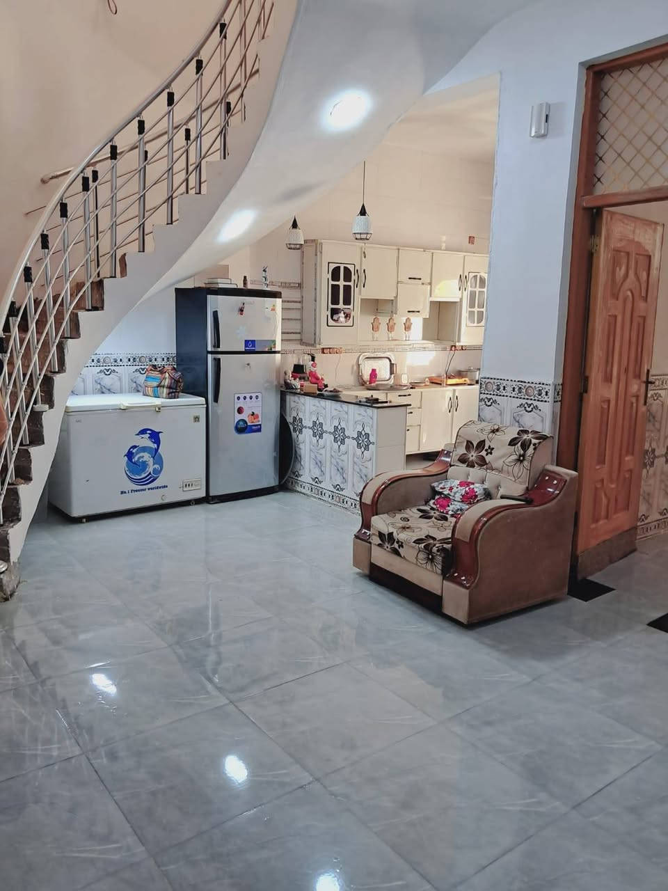 دار للبيع 🏫
مساحه    110  متر
*- طابقين يحتوي على  استقبال ومطبخ وصاله وغرفه نوم  وصحيات
الطابق الثاني_/  غرفتين نوم مع سويت
البيت،، بناء حديث طابوق 
العنوان.  شارع المحكمه
السعر،،   95 مليون وبي مجال 
الاستفسار  خاص او لاتصال ع.....
***********
