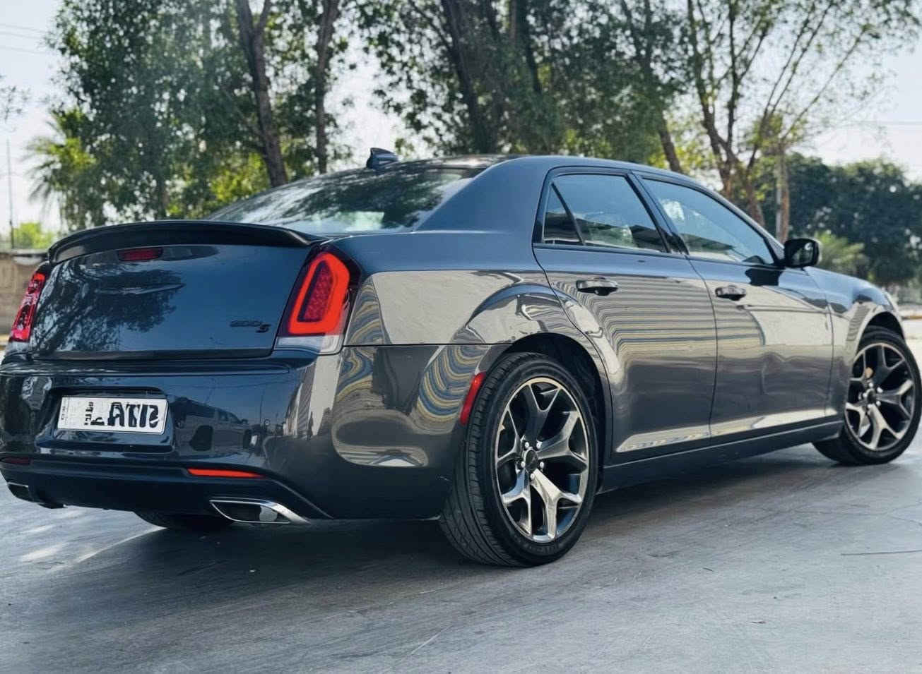 السلام عليكم 
كرايسلر S 2023  رقم بغداد باسمي 
السيارة بعدها بوضع الزيرو ماشيه 11 الف ميل 
المواصفات فول 1/1 
بانوراما 
سماعات الباين 
دمام خلفي 
محرك 3600 
تو ويل 
حساس امامي خلفي 
لايتات زينون
ماسحات اوتو 
رادارات جانبية 
اشاير مري 
نقطه عمياء 
كراسي جلد 
كراسي كهرباء
انظمة قيادة 
شفتات ستيراً 
السيارة حادثة جاملغ مبدل نفس لون بدون صبغ حادثة كلش حلو وبدون ايرباك وبدون دواخل 
واذا تحب ادزلك صور الحادث راسلني خاص 
للاستفسار : ***********
