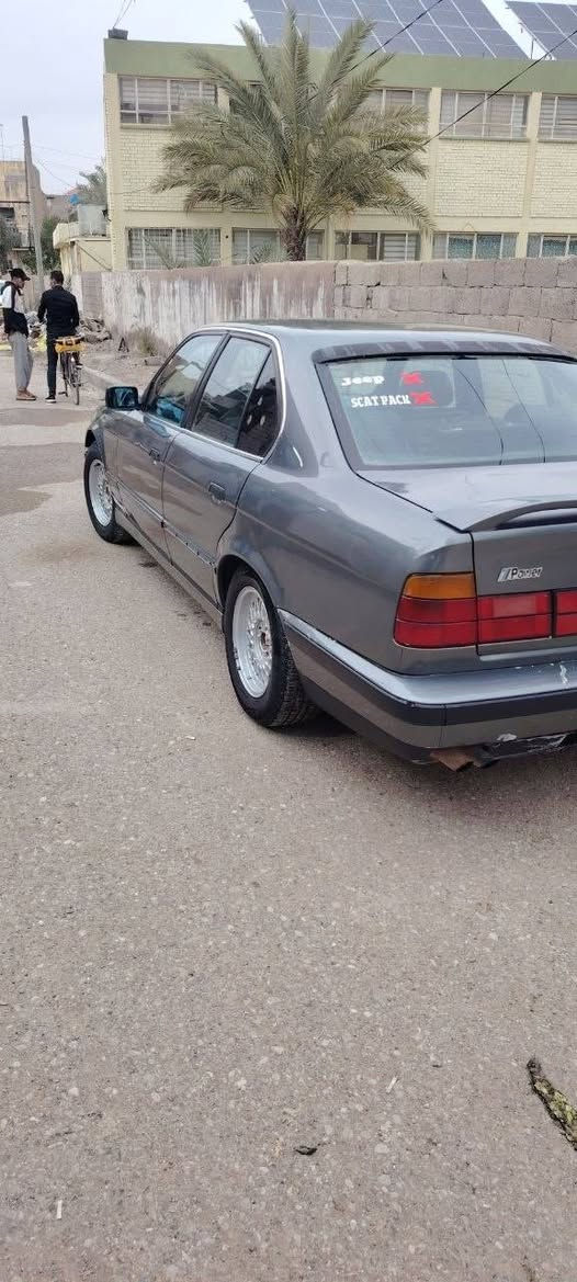 السلام عليكم سياره BMW525 عليها مكينه صقرحديث  مسكر سياره كامله تبريد تدفئه تخم تاير ويل خليه السياره مصبوغه عام اثر جراد وعدي صورهاا قبل الصبغ السياره عليهاا كت M رقم جديد هزه جديده سنويه لل29 بأسمي تحويل مباشر السياره كير عادي نمره طويله سياره كامله الحمد لله مكاني ديالى بعقوبه متواجد سعر 52 وبيها مجال قليل علخاص***********
