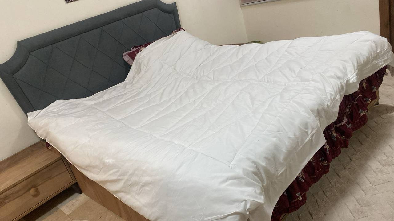 السلام عليكم 
للبيع غرفه 9 قطع سعرهه 450 وبيهه مجال بسيط 
الاستفسار على الرقم ***********
