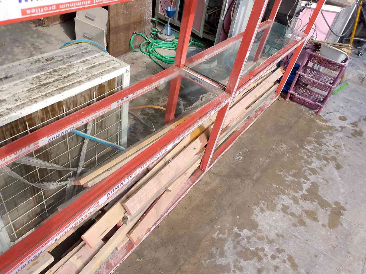 معرض محل مع ميز حديد وميز مكينه خياط  الزبير السعر 160 الف ***********
