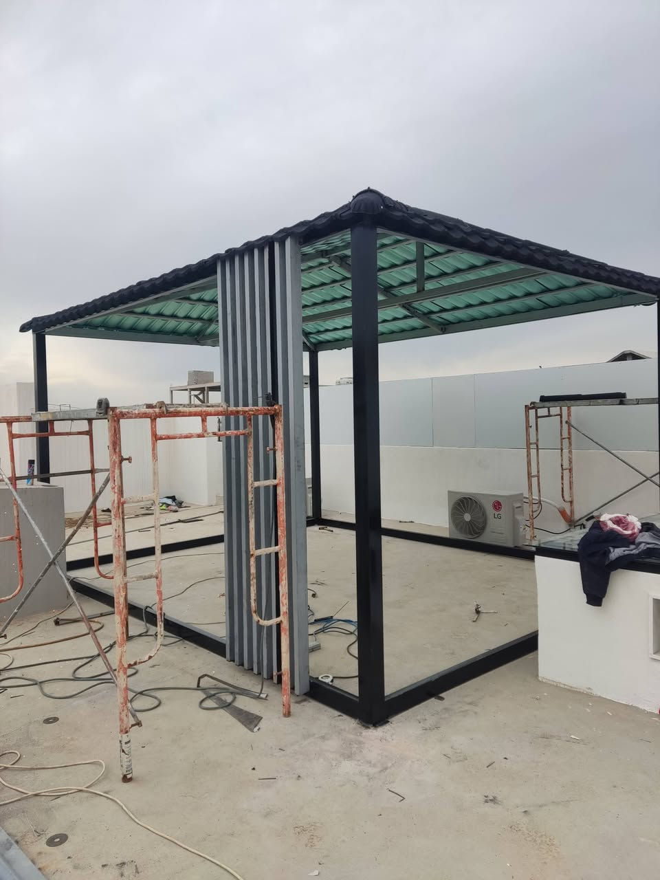 حداده سفري
عمل حدادة 
ابواب شبابيك والسقائف ومحجلات باحدث الانواع والكتائب و غرف سندويج بنل اتواصل ويانا لل تفاصيل اكثر 
***********
***********
