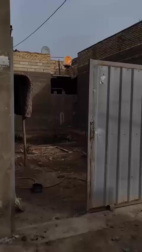 قطعة مساحته الكلية(٣٠٠م) واجهة (٢١.٥) نزال (١٤)في البراكية شارع المطار  القديم تحتوي على جامع/ وبيت/ وعرصة/ للبيع سند (٢٥) طابو زراعي.... 
مقسمه الى :
_بيت مساحته (٧٠ م )
_الحسينية (٨٨م)
_العرصه فارغة (١٠٠م )( ٧.٥×١٤ )
((تباع كامله او البيت والعرصه فقط  الحسينة هدية))
ملاحظة:البناء فوق الدرجه الاولى وتبعد عن شارع العام(١٠٠ م)
 للاستفسار (***********)يتوفر وتساب
