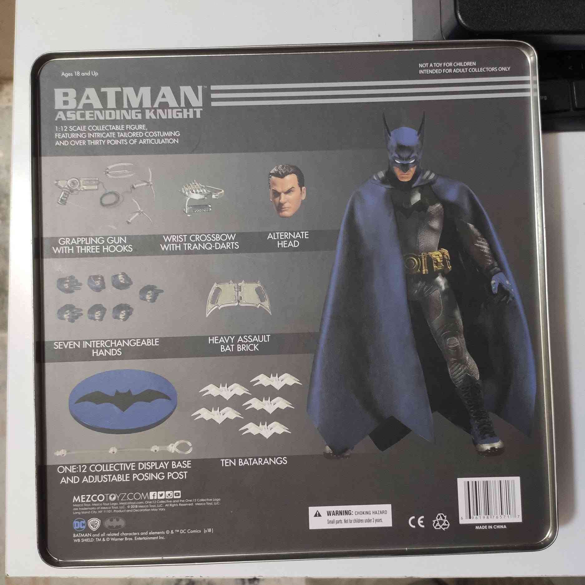متوفر مجسم شخصية باتمان ("Batman Ascending Knight") من شركة Mezco Toyz ضمن سلسلة One:12 Collective،
ويأتي في علبة معدنية.المجسم يتميز بتفاصيل عالية الجودة ويشمل إكسسوارات متعددة مثل رؤوس وأيدي إضافية، وهو مستوحى من تصاميم القصص المصورة الكلاسيكية.
يبلغ طول المجسم حوالي 20 سم تقريبًا، ويتم تقديمه كقطعة قابلة للجمع لعشاق الشخصية


**إذا كنت صاحب هذا الإعلان وتريد حذفه لأي سبب، رجاءا أرسل رسالة إلى الدعم الفني**