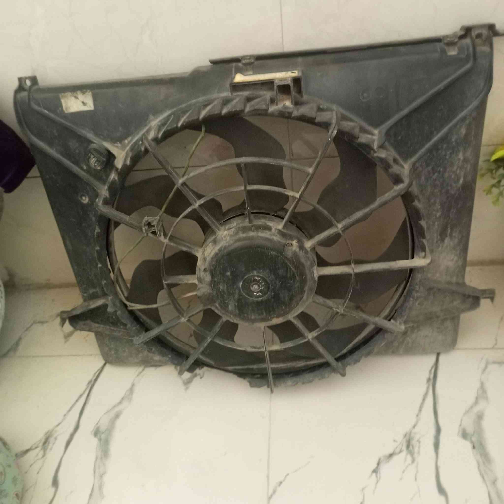من رخصة مدير الكروب عندي اغراض مال سوناتا موديل 10مقدس للبيع عبوه بانزين خليجي ومروحه وربله جوه الشواهد ودبلات خلفيه علما مال كصه مامستخدات للعراق بس المروحه وهذا رقمي للتواصل ***********
