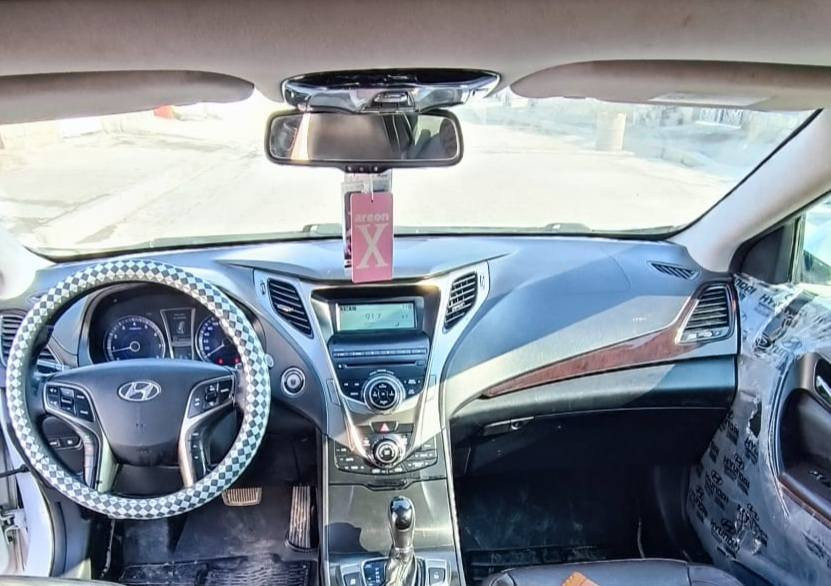 ازيرا  2014 خليجيه السياره جاهزه  رقم انبار
 السعر 138ورقه وبيه مجال الرقم ***********
مواصفات
محرك سته سلندر V6 3000 المرغوب 
كشنات جلد + كهرباء +تبريد تدفئه قطعتين 
بردات جانبيه +خلفية كهرباء بلاد
حساسات خلفيه +بصمة 🫆 ابواب 
بانوراما
مري شفط + لد ترحيب+ هيتر ضباب
تحكم ستيرن
سونار موضح 
سياره مكفوله
