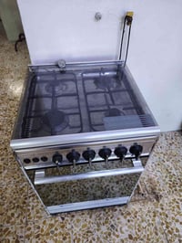 للبيع طباخ اربعة عيون اوفن غاز طباخ نظيف جدآ السعر 90  بيها مجال للطيب...