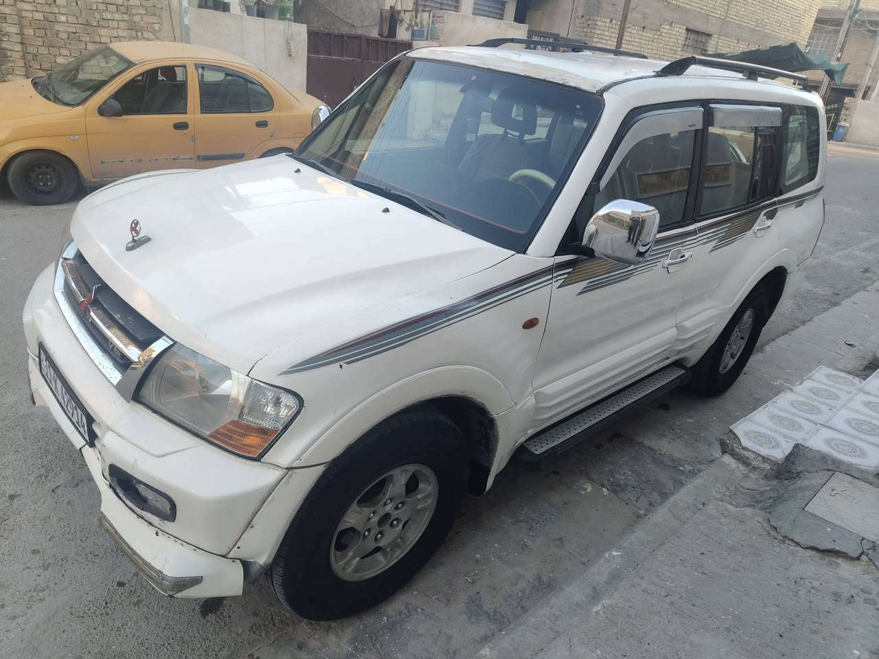 السلام عليكم باجيرو موديل 2001. 45 قفل     محرك 3000 بي خيط تبخير السياره مصبوغه عام بيها تجيه جهت اليمنه صدر جديد تخم تاير جديد لايتات بجم جديد غرفه جديده شاشه تاب كامره خلفيه تبريد 3 قطع شغال رقم بغداد دولي سنويه هزه جديده مكاني بغداد السيديه تقاطع درويش رقمي ***********
