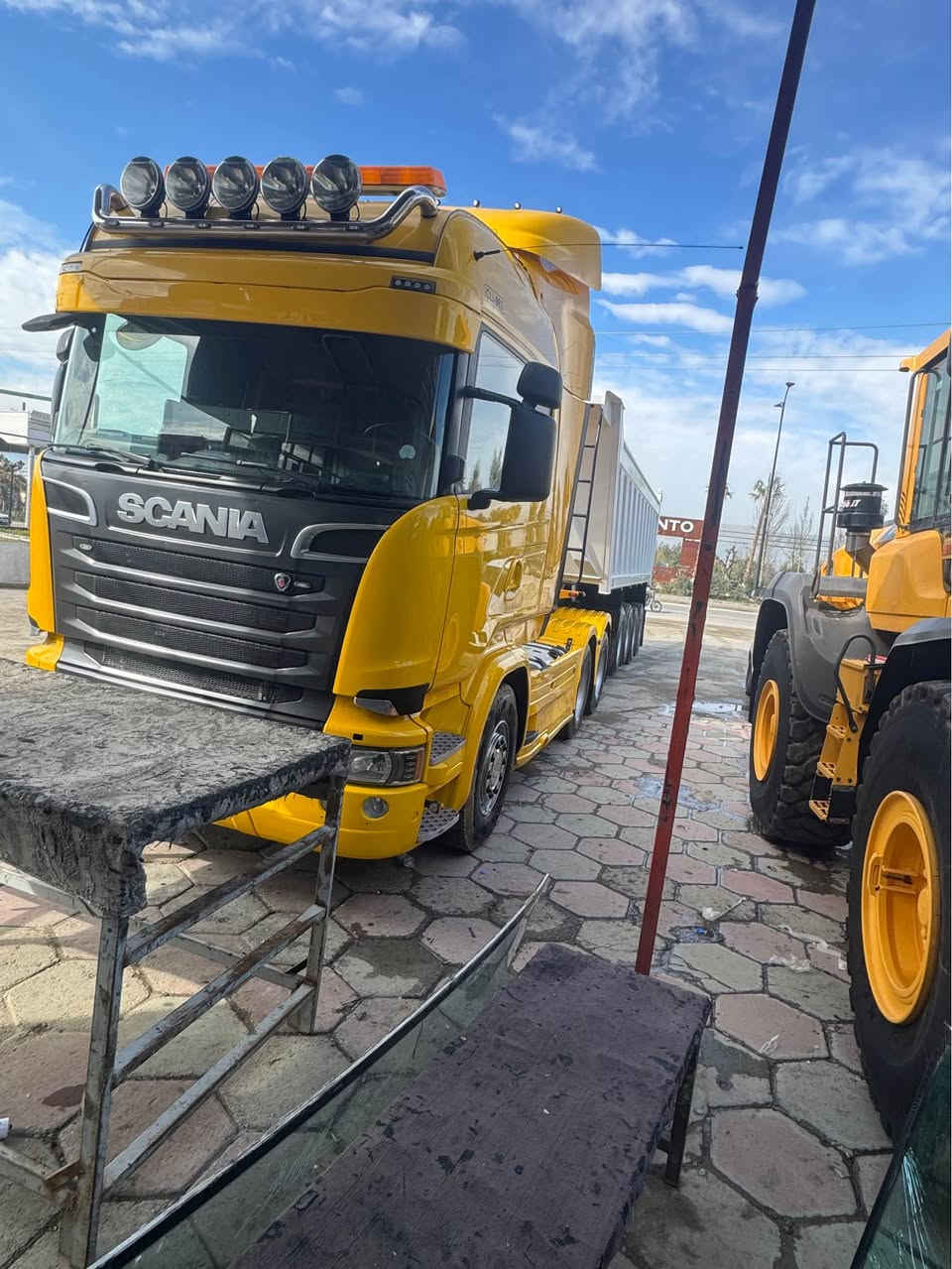 السلام عليكم 
سكانيا نص دغداغ 580 R 
موديل 2017 مرقمه ومربوطه قلاب
منظومه هيدروليك سياره جديده كارتون 
سكس بلادي عربانه 4 محاور 
*********** حلة, بابل
