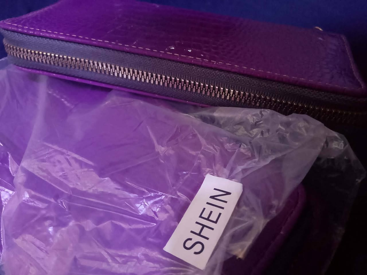 جزدان شي ان كوالتي راقي جداً والسحاب  فول
درزن 3 اللوان احمر بنفسجي نيلي


**إذا كنت صاحب هذا الإعلان وتريد حذفه لأي سبب، رجاءا أرسل رسالة إلى الدعم الفني**