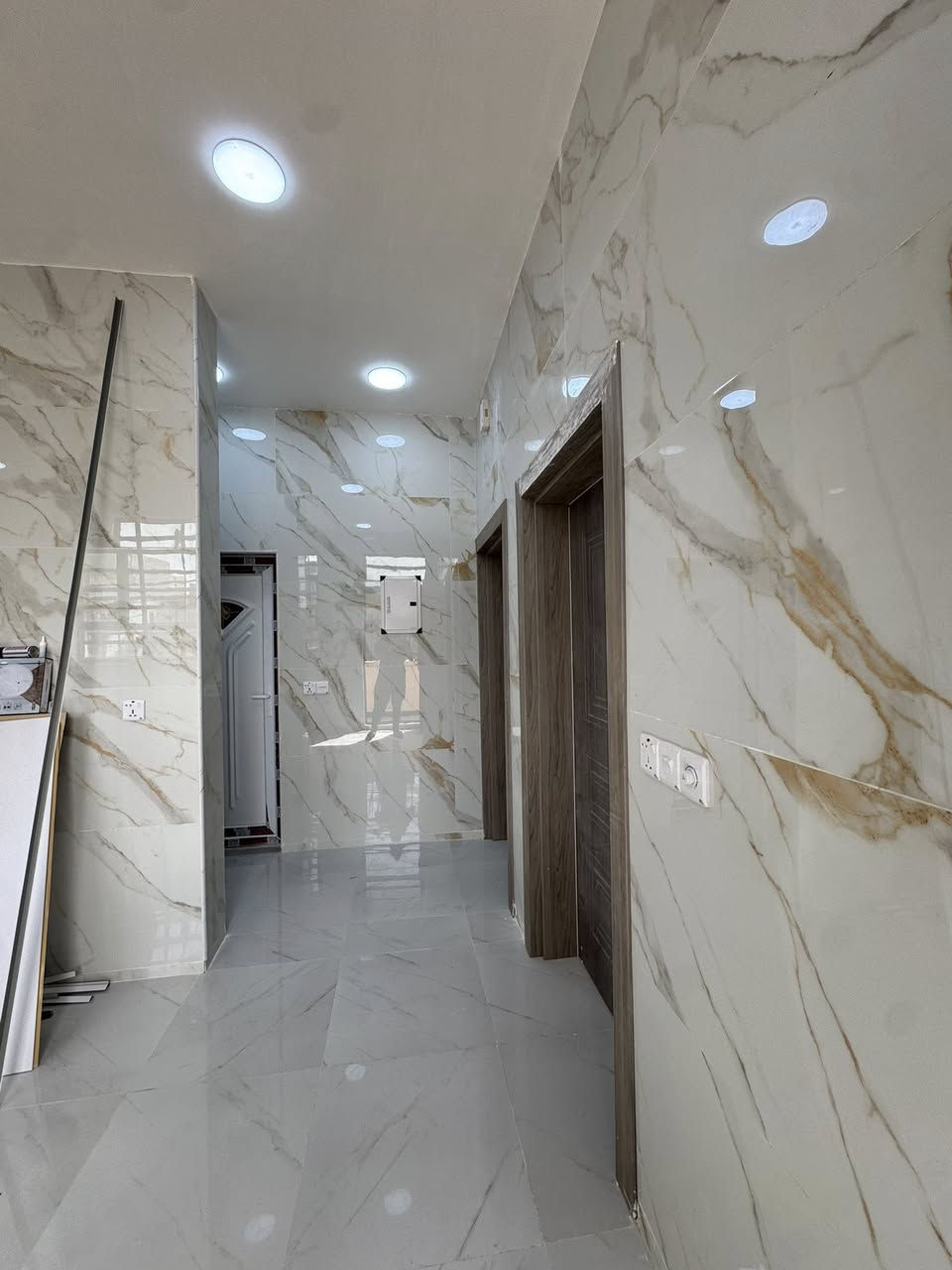 سلام عليكم شقه الايجار طابق ثاني  مساحه ١٤٠ متر جديده بناء ٢٠٢٦ هسه طلعت منه عماله تحتوي على مدخلين مدخل استقبال مدخل مطبخ وغرف نوم عدد ٢ كبار وخدمات ومنور وسطح  
عنوان الطوبجي قرب جامع الحاج زيدان 
الاستفسار

***********
