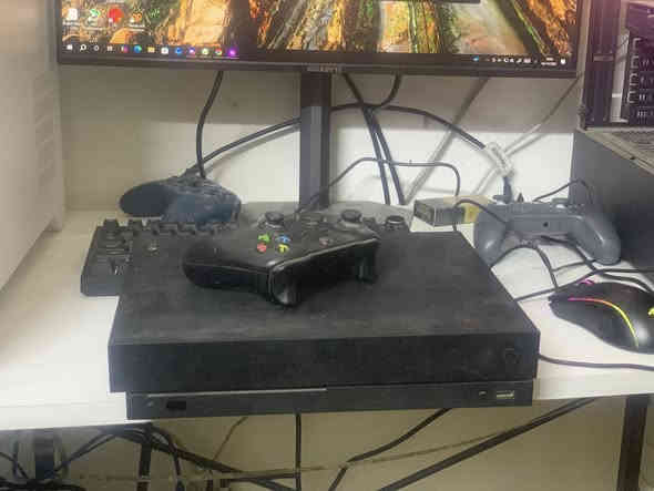 اكس بوكس وان كاس واحد تيرا للبيع ب١٣٠ وبي مجال قليل حك جيه مشكله بسيطه لازم تربطه نت ع واير ويده بيه درفت ***********
