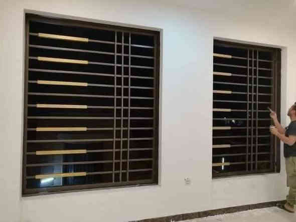 صباغ متفرغ صبغ وتنظيف الشبابيك والابواب بأسعار مناسبة ***********
