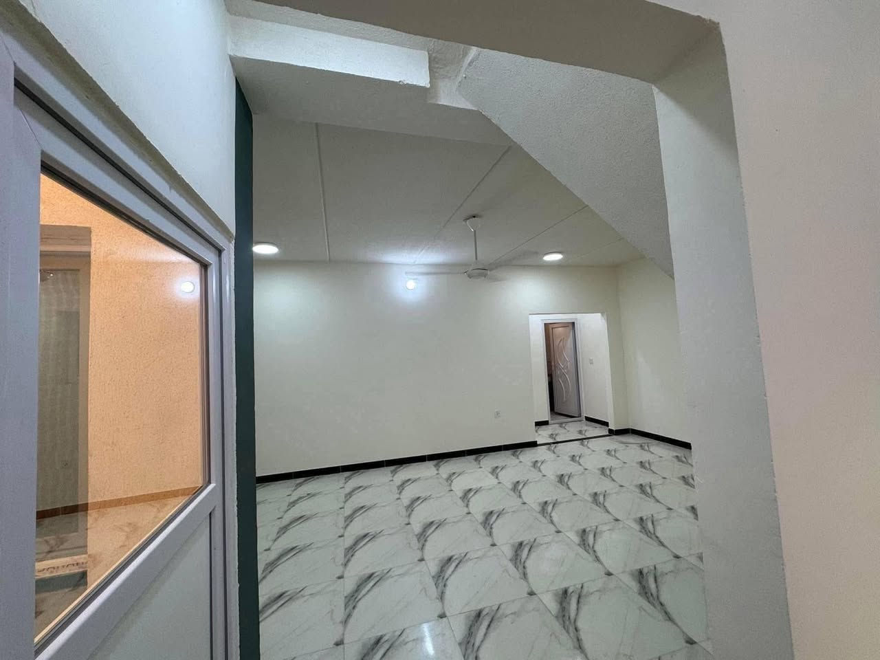 دار للايجار في مجمع قرية الغدير 2 السكني ✨👇🏻
مساحة 150 م 

طابقين غرفتين نوم 

ايجار 400 الف 

للاستفسار الاتصال 

*********** 📱
