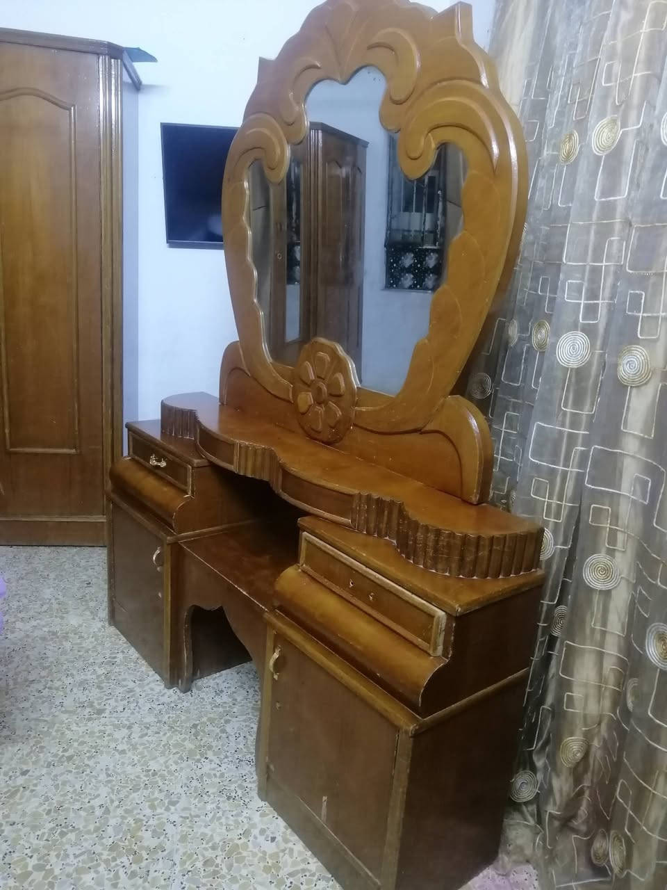 السلام عليكم غرفه صاج للبيع وياه زاويه وسرير السعر 500ألف عنوان الدوره*********** وبيه مجال قليل
