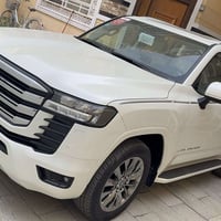 لاندكروز 2025  ضمان ساز  3 شاشات تطبيق  مواصفات gxr معروفة  كفالة عامة...