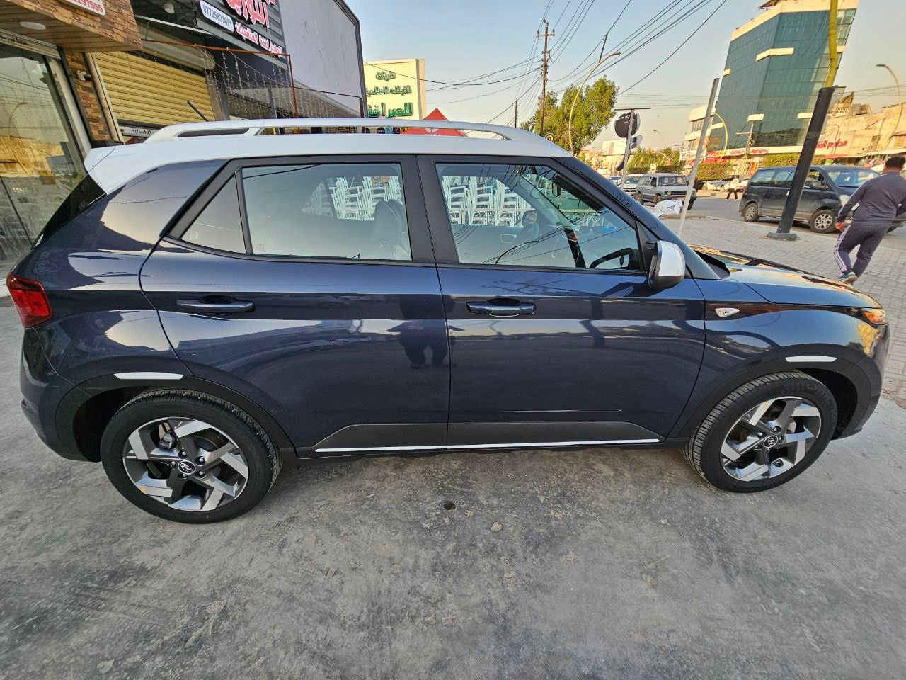 Hyundai venue 2024 limted 
 تو كلر  
سياره تجي لونين ابيض ونيلي
دواخل  نيلي +  بيجي + كشنات رصاصي
بصمة أبواب  
بصمة تشغيل 
تشغيل عن بعد 
شاشة كبيره نظام خرائط Gps 
شاشة تبريد منفصلة 
مود درايف ( sport -normal - snow)
ستيرن فول تحكمات
كشنات جلد و مخمل 
تدفئة كشنات 
شاشة عطلات 
ردار امامي خلفي وجوانب (نقط عمياء )
تحديد مسار 
مثبت سرعه 
نظام ترحيب 
لايتات عدسه زنون 
لايت اصفر جانبي يشتغل ويه الاشاره للمنعطفات
لايت لد 
بك لايت يجي لد مو عادي 
ويل 17 
محرك 1600 دوش دبل نوزل 
السياره حادثه  دعاميه خلفيه نفسها مشدوده بجمه كبس 
سياره ترايه زيرو
السعر 155 وبيه مجال 
للاتصال 
***********
العنوان 
بغداد حي القاهره
