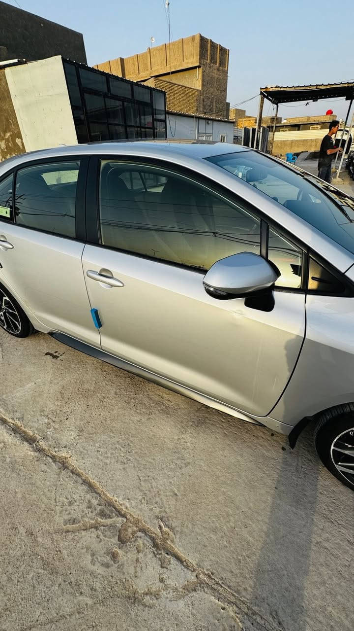 السلام عليكم  
للبيع تويوتا كورولا موديل 2021 – مواصفات SE

- السيارة بجم (أمريكي)  
- لا يوجد ضرب بالبجم نهائياً  
- الماشي: 111 ألف كيلومتر (كيلو وليس ميل)  
- السيارة كلها على وضع الشركة  
- حادث خفيف فقط، بدون أي تبديل  
- المحرك والگير شرط والفحص مسموح  
- صور الحادث متوفرة ومرفقة  
- السيارة باسمي ومداورة ثاني يوم

ملاحظة:  
يوجد تعديل بسيط جداً بحافة البنيد بسبب طخة أثناء الشحن، موضح بالصور.
للإستفسار أو الاتصال:  
***********
***********
