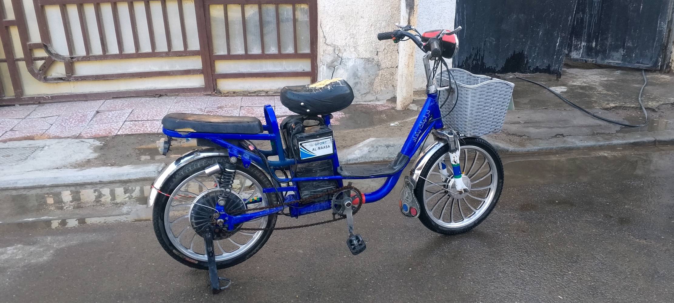 السلام عليكم دراجه حمرة للبيع كاملة مكملة بس كفراتها تعبانه السعر 600 والزكه كلشي مابيها ب 235 وبيهن مجال  العنوان بغداد شرطه الخامسة سويب 