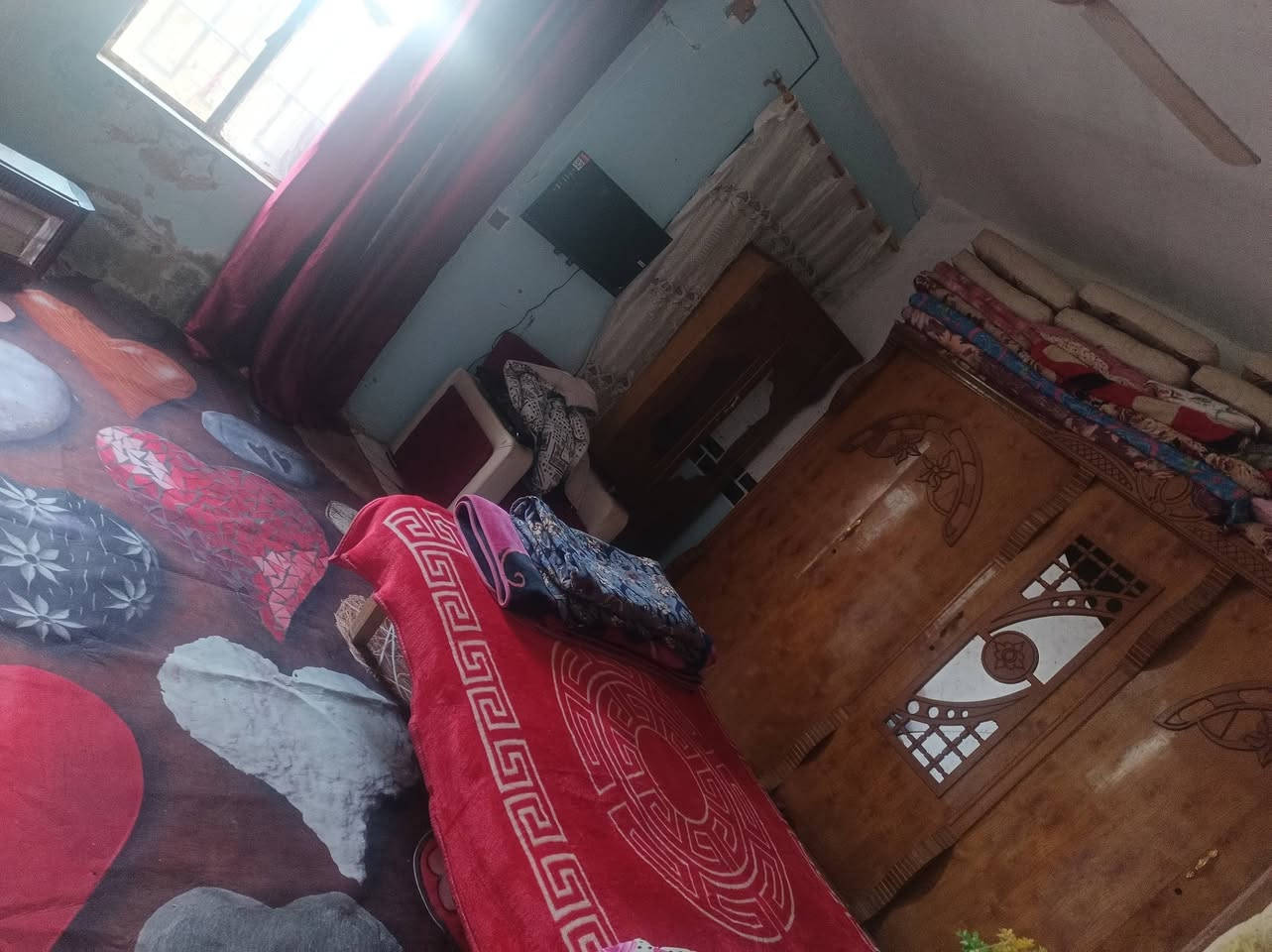 السلام عليكم 
بيت البيع 
مساحته //200 متر 
البناء // بلوك سكف عكاده 
يحتوي البيت على
استقبل جديد مسوينه باقي بس الاثاث مثل مااوضح بل فيديو 
غرفتين 2 وحده منهن نظام سويت 
مطبخ 
صاله 
ممر خلف البيت 
مجمع صحيات خارجي
السعرررر بلاششش // 38 وبي مجال الشراي  
العنوان // الحمزه الغربي مدينه مهدي عاگول 
استفسار اكثر اتصل على رقم بيك خير وتدلل 
رقم الهاتف ***********
