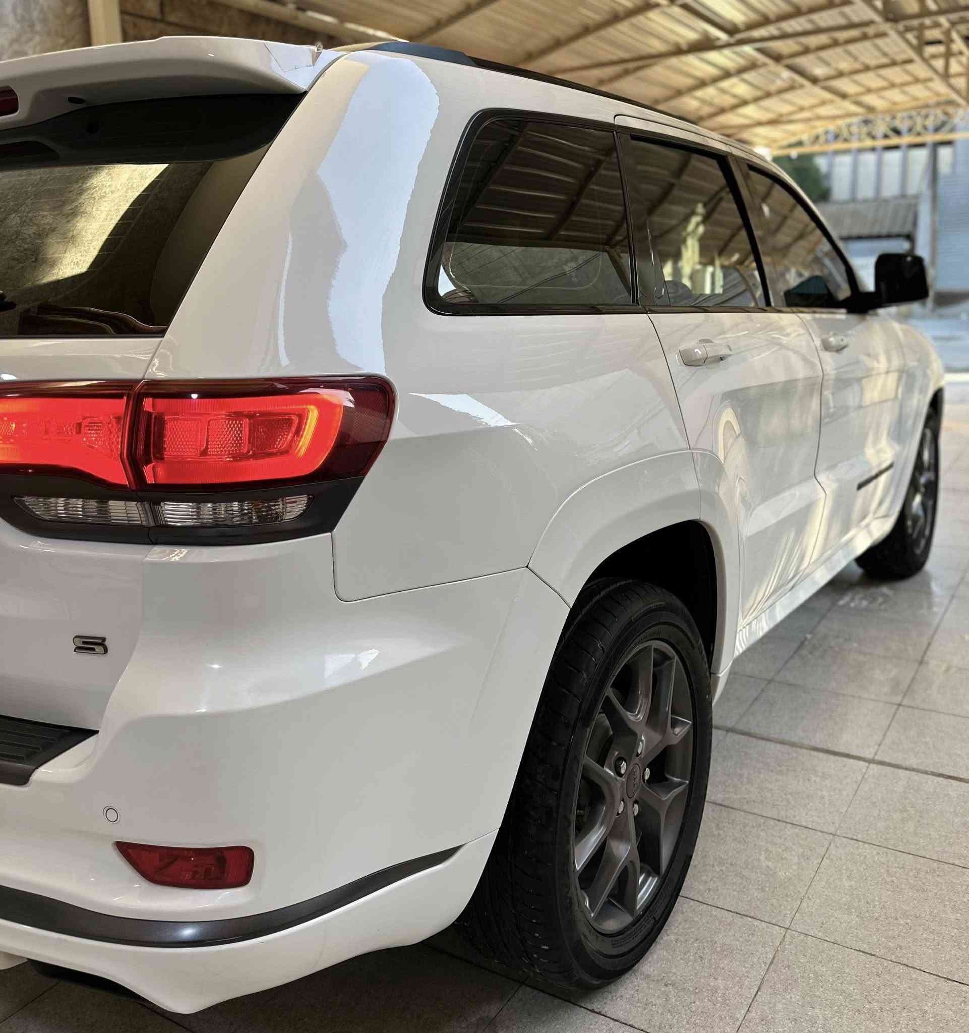 السلام عليكم
جيب كراند شيروكي S 2020 

معروفه مواصفات ال S السيارة حلوه كفاله مكينه و كير 
مكفوله من الصبغ ماشيه 89 الف كيلوووو 

السعر و التفاصيل الاتصال على الرقم ***********
