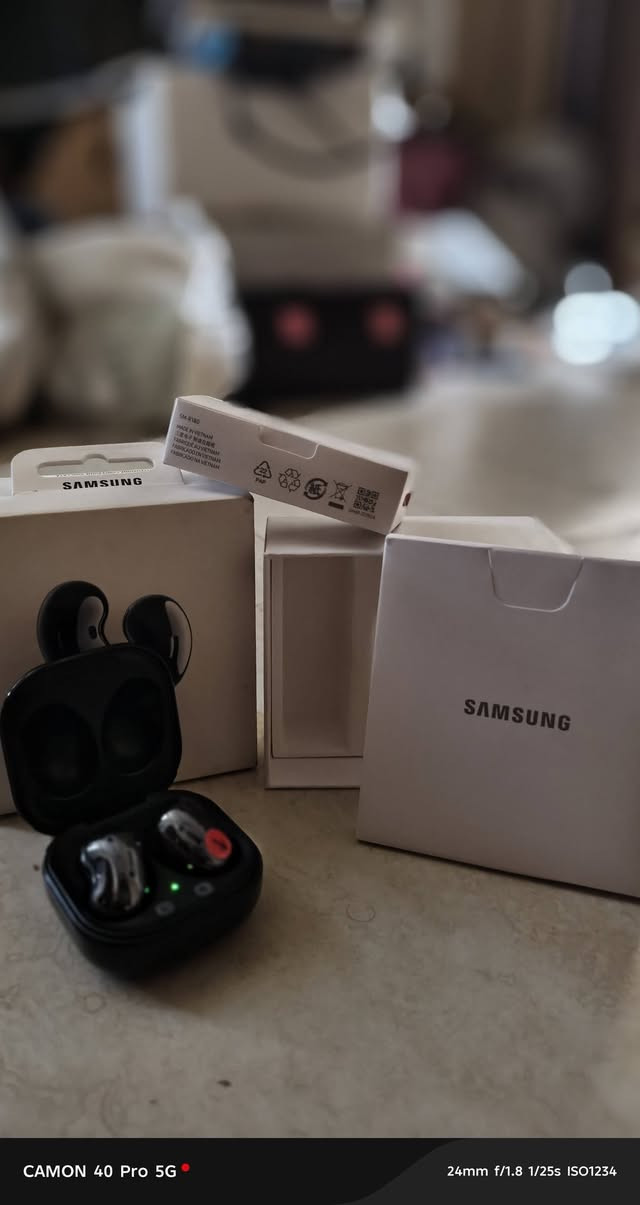 ​🎧 سماعة بلوتوث سامسونج جالاكسي بودز لايف (Samsung Galaxy Buds Live)
سماعات الأذن المصممة للاستمتاع بكل لحظة! بتصميم مريح وتناسب ذكي يتيح لك الاستماع لمحيطك الطبيعي، مع مكبر صوت محسّن لتجربة صوتية لا تُنسى.
​🌟 أحدث تصميم في عالم السماعات اللاسلكية
​تتميز سماعات Galaxy Buds Live بتصميم جذاب وفريد يبرز داخل أذنك، حيث يعكس منحنيات الأذن والوجه لمظهر طبيعي وخلاب بلمسة لامعة، وتأتي مع علبة فخمة مستوحاة من صندوق المجوهرات لتناسب يدك أثناء التنقل.
​✨ ميزات ستغير تجربتك اليومية:
​راحة طوال اليوم بدون إرهاق: تصميمها المريح يوفر تناسباً محكماً وغير مزعج داخل الأذن، وتأتي مع حجمين من قطع التثبيت لتضمن المقاس الأفضل لك.
​إلغاء الضوضاء النشطة (ANC) للنوع المفتوح: نظام ذكي يمنع الضوضاء ويقلل من أصوات الخلفية المزعجة، دون أن يفوتك ما هو مهم (مثل الأصوات البشرية والإعلانات التنبيهية)، كل ذلك بمجرد ضغطة مطولة لتشغيله.
​صوت عميق يحيط بك (AKG): تعمل المكبرات ذات قطر 12 مم بتقنية صوت من AKG العالمية لتقديم صوت واسع، بينما يساعد المشغل الكبير ومجرى تدفق الهواء في إصدار "باس" عميق وسلس.
​تجربة سينمائية مع صوت 360 درجة: يوفر نظام الصوت المحيطي تجربة سينمائية لافتة للنظر؛ ومع تقنية Dolby Head Tracking و Dolby Atmos، ستشعر وكأنك في وسط المسرح محاطاً بالصوت بتفاصيل مذهلة.
​مكالمات بنقاء الكريستال: بفضل 3 ميكروفونات مدمجة ووحدة استقبال الصوت (VPU) التي تلتقط حركة واهتزاز فكّك وتحولها إلى إشارات صوتية واضحة، ستحصل على أفضل جودة مكالمات حتى في وسط الضوضاء الشديدة.
​مساعدك الذكي مستعد دائماً: يستيقظ مساعد Bixby بصوتك فوراً، مما يتيح لك التحكم في هاتفك، إدارة المكالمات، ضبط مستوى الصوت، أو التحقق من الطقس دون أن ترفع إصبعك.
​🔋 بطارية تدوم لساعات.. وتستمر للمزيد!
​ابقَ مشغولاً بالصوت خلال العمل واللعب مع بطارية طويلة العمر:
​تصل إلى 6 ساعات من الاستماع المتواصل للشحنة الواحدة.
​تصل إلى 21 ساعة إجمالية مع حافظة الشحن الأنيقة.
​📱 توافق تام مع جميع الأجهزة
​السماعة متوافقة بالكامل مع نظامي أندرويد وآي أو إس؛ فقط قم بتنزيل تطبيق Galaxy


**إذا كنت صاحب هذا الإعلان وتريد حذفه لأي سبب، رجاءا أرسل رسالة إلى الدعم الفني**