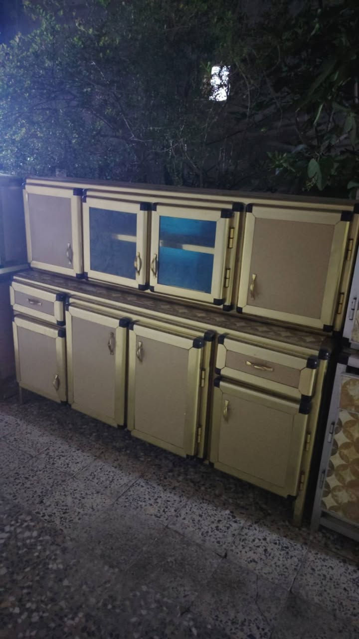 سلام عليكم عندي غراض لبيع كلشي وبسعره خادم اني 
1/كاونتر 4قطع سنك مرمر متر ونص ومعلق متر ونص وقطعتين مترين معلق وارضي 
2/وكاونتر قطعتين 
3/كاروك خشب 
4/كاروك تركي كامل اي ضرر ما بي وكلش نضيف 
5/طباخ شغال كلشي ما بي 
6 اوتي بخار ستان نضيف وشغال
رقم وتساب ***********
