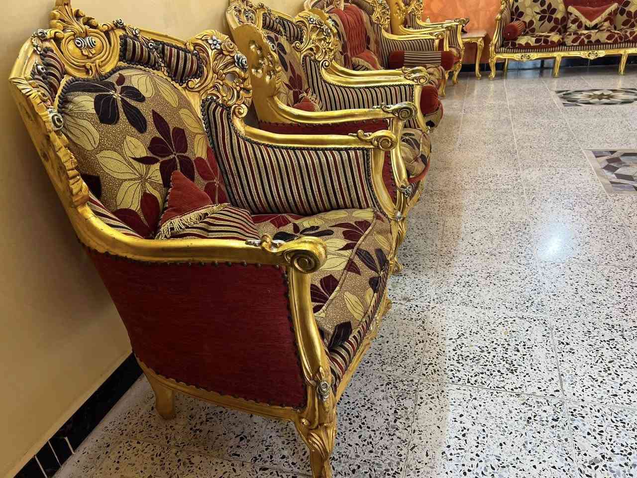 السلام عليكم
تخم ونص زان مصري ملكي 15 مقعد 

3 قنفة 6 كرسي 2 طبلة كبير حجر مرمر 3 طبلة صغير 

 السعر مليونين للتواصل واتساب ***********
